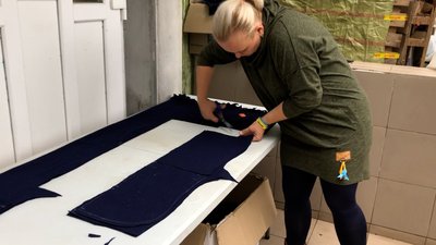 У Миколаєві волонтерка шиє балаклави для військових У Миколаєві волонтерка шиє балаклави для військових