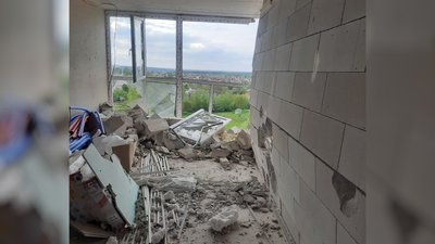 Наслідки обстрілу будинку