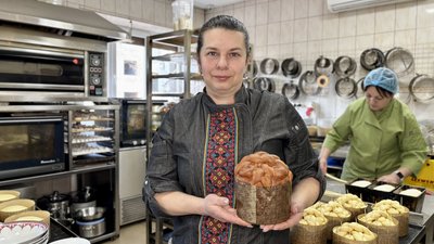 “Передаємо традиції далі”: у Сваляві родина пече солоні паски за рецептом бабусі