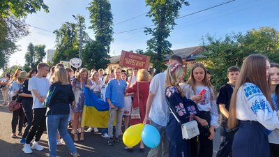 У вишиванках та з прапорами: у Черкасах випускники подякували ЗСУ У вишиванках та з прапорами: у Черкасах випускники подякували ЗСУ
