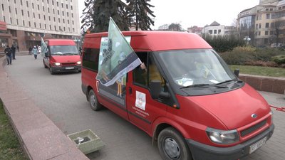 "На запчастини - тільки машини". У Франківську провели акцію за скасування рабства "На запчастини - тільки машини". У Франківську провели акцію за скасування рабства