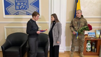 У Полтаві передали нагороду родині загиблого воїна Андрія Коваленка У Полтаві передали нагороду родині загиблого воїна Андрія Коваленка