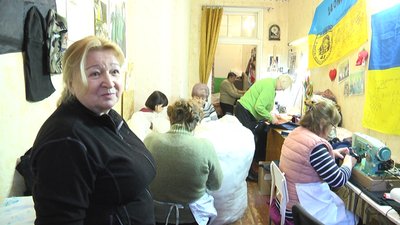 Шиють і в'яжуть: "Бабусин батальйон" на Житомирщині допомагає ЗСУ
