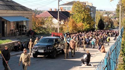 На Тернопільщині попрощалися із загиблим бійцем Андрієм Дячуком На Тернопільщині попрощалися із загиблим бійцем Андрієм Дячуком