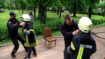 У Житомирі на Замковій горі дітей знайомили з роботою поліції, рятувальників та Червоного Хреста