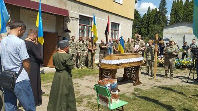 На Тернопільщині попрощалися з військовим Назаром Малікгулиєвим На Тернопільщині попрощалися з військовим Назаром Малікгулиєвим