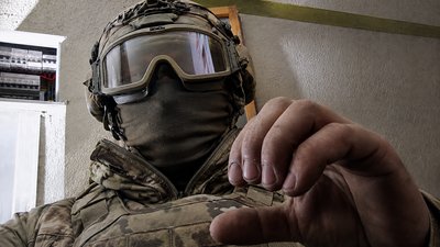 Офіцер із позивним «Freeman» у оточеному Маріуполі на одній із позицій