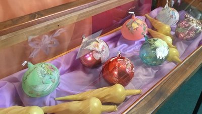 Ялинкові іграшки, які виготовляли в Костянтинівці на Донеччині: їхня історія та де тепер колекція краєзнавчого музею