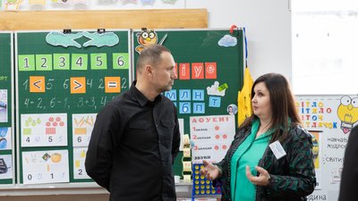 Книги друкують за кошти закордонних благодійних організацій: візит Шкарлета на Тернопільщину