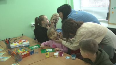 Вихователі нанесли дітям аквагрим. Вихователі нанесли дітям аквагрим.