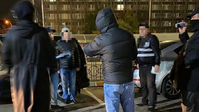 У Києві двох поліцейських затримали за підозрою у вимаганні хабара У Києві двох поліцейських затримали за підозрою у вимаганні хабара