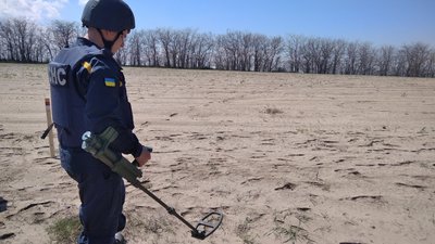 На Херсонщині на полі знайшли артилерійські снаряди На Херсонщині на полі знайшли артилерійські снаряди