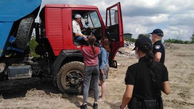 Екоінспектори в Тернополі оштрафували водія за незаконний вивіз 10 тонн сміття Екоінспектори в Тернополі оштрафували водія за незаконний вивіз 10 тонн сміття