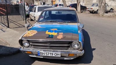 Бандеромобіль на вулицях Одеси: місцеве подружжя прикрасило автівку патріотичними малюнками Бандеромобіль на вулицях Одеси: місцеве подружжя прикрасило автівку патріотичними малюнками