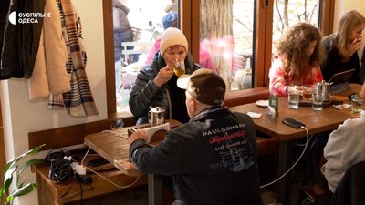 Гул генераторів, черги у бювети: як Одеса виживає без електроенергії Гул генераторів, черги у бювети: як Одеса виживає без електроенергії