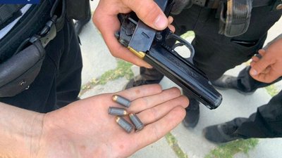 У Херсонському Гідропарку патрульні затримали чоловіка зі зброєю