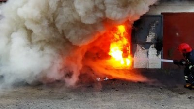 У Рівному сталась пожежа в гаражному кооперативі, міг бути вибух
