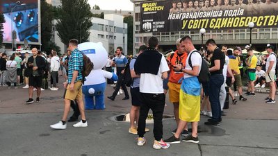 Україна-Швеція. Сотні українських вболівальників зібралися на фан-зоні в Києві