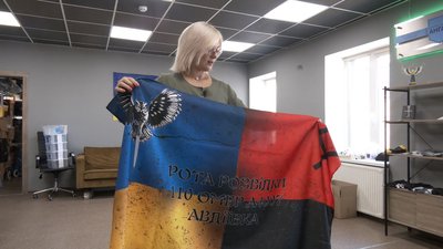 Пів сотні прапорів із подяками від бійців зібрали волинські волонтери штабу "Ангар" Пів сотні прапорів із подяками від бійців зібрали волинські волонтери штабу "Ангар"