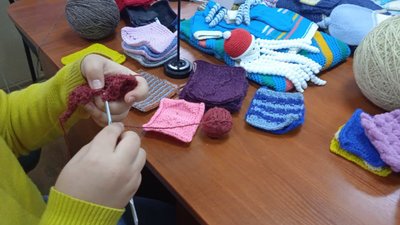 У Кривому Розі 50 волонтерів в`яжуть рекордний "Плед тисячі сердець"
