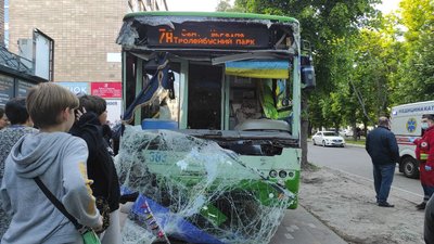 У Черкасах в ДТП потрапив тролейбус, пожежна машина та автомобіль, є травмовані У Черкасах в ДТП потрапив тролейбус, пожежна машина та автомобіль, є травмовані