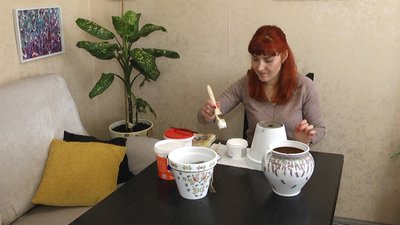 Акторка житомирського театру Олена Заведія під час карантину опанувала декупаж
