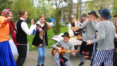 Збирали на дрон для захисників: у вінницькому ліцеї провели благодійний ярмарок Збирали на дрон для захисників: у вінницькому ліцеї провели благодійний ярмарок