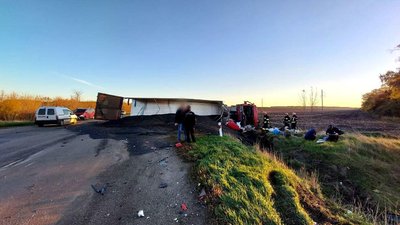 Троє людей отримали тяжкі травми внаслідок ДТП на Київщині: поліція з'ясовує обставини Троє людей отримали тяжкі травми внаслідок ДТП на Київщині: поліція з'ясовує обставини