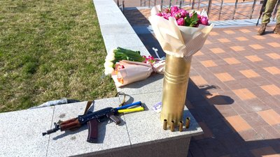 БТР у весільному кортежі. У Сумах одружилися військовий та волонтерка БТР у весільному кортежі. У Сумах одружилися військовий та волонтерка
