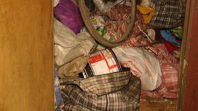 Запах, гризуни та грибок. Франківці скаржаться на сусіда, який зносить додому сміття Запах, гризуни та грибок. Франківці скаржаться на сусіда, який зносить додому сміття