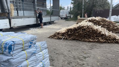 Зруйновані дахи, побиті стіни: як жителі Комишан поблизу Херсона відбудовують житло Зруйновані дахи, побиті стіни: як жителі Комишан поблизу Херсона відбудовують житло