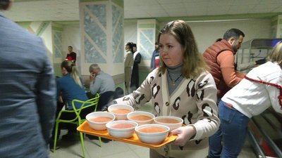 "Різдво — це день, коли ніхто не повинен бути самотнім". У Франківську влаштували святковий обід для нужденних "Різдво — це день, коли ніхто не повинен бути самотнім". У Франківську влаштували святковий обід для нужденних