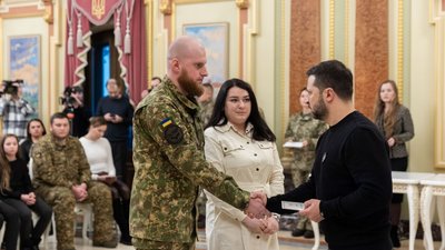 Президент вручив сертифікати на квартири оборонцю з Вінниччини та родині полеглого бійця Президент вручив сертифікати на квартири оборонцю з Вінниччини та родині полеглого бійця