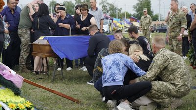 "Загинув, захищаючи небо над Донеччиною". У Харкові поховали пілота, який загинув у авіатрощі під Бахмутом