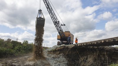 На Буковині засипають провалля під залізничною колією. Потяг знову затримується На Буковині засипають провалля під залізничною колією. Потяг знову затримується