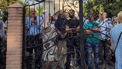 Прихожани УПЦ (МП), що не допустили членів ревізійної комісії до храму Прихожани УПЦ (МП), що не допустили членів ревізійної комісії до храму