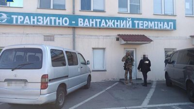 В порту Одеси незаконно розвантажували імпортні авто, збитки 5 мільйонів - СБУ В порту Одеси незаконно розвантажували імпортні авто, збитки 5 мільйонів - СБУ