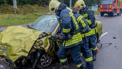 Рятувальники деблоковують водія з понівеченої автівки