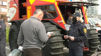 Врятувати Алісу. У Франківську надзвичайники організували акцію в підтримку хворої дочки піротехніка