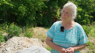 Вперше побачила відбудовану хату: у 90-річний ювілей жителька Чернігівщини повернулася додому Вперше побачила відбудовану хату: у 90-річний ювілей жителька Чернігівщини повернулася додому