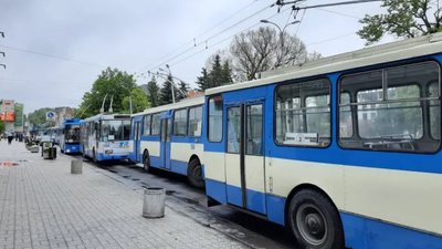 У Рівному тролейбус з'їхав з дороги. Суспільному відомі перші подробиці У Рівному тролейбус з'їхав з дороги. Суспільному відомі перші подробиці