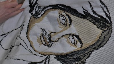 Портрет Миколи Гоголя, який вишиває Людмила Демченко