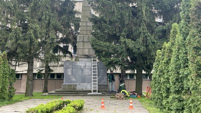 У Кременчуці демонтували пам’ятник "Борцям за владу рад" У Кременчуці демонтували пам’ятник "Борцям за владу рад"