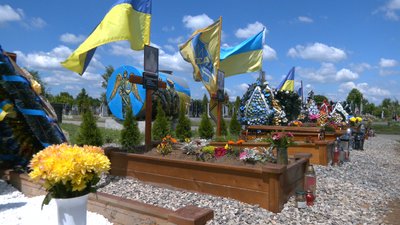 Відвіз сім’ю на Франківщину і повернувся на схід на війну. Історія загиблого бійця з Донеччини Олександра Кузьменка Відвіз сім’ю на Франківщину і повернувся на схід на війну. Історія загиблого бійця з Донеччини Олександра Кузьменка