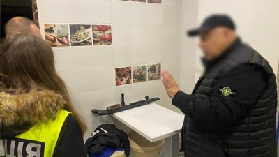 підозрюваний, організував схему переправлення чоловіків за кордон