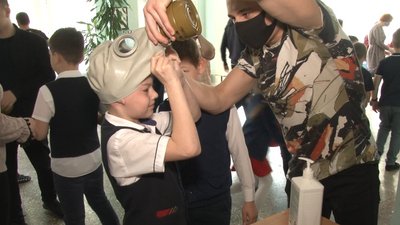 Училися робити перев'язки і вдягати протигаз: у черкаській гімназії відбувся день цивільного захисту