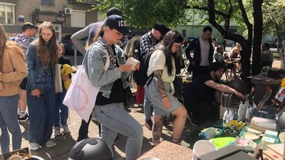 Від футболок до платівок. У Франківську стартував благодійний розпродаж для допомоги армії Від футболок до платівок. У Франківську стартував благодійний розпродаж для допомоги армії