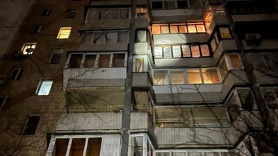 Пошкоджений будинок у Києві внаслідок атаки РФ