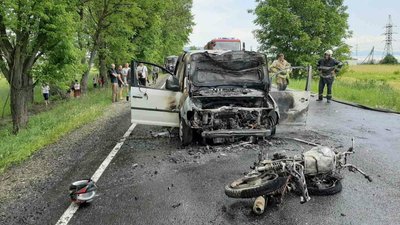 Пожежу, що виникла внаслідок ДТП загасили Закарпатські вогнеборці Пожежу, що виникла внаслідок ДТП загасили Закарпатські вогнеборці