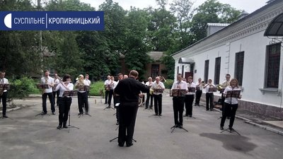 Для медиків Кропивницького зіграв оркестр Для медиків Кропивницького зіграв оркестр